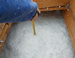 Zateplení domu s pultovou střechou pomocí foukané izolace